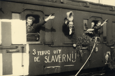 97665 Afbeelding van de terugkeer in een trein van de naar Duitsland weggevoerde arbeiders (repatrianten) op het ...